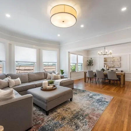 Modern & Convenient 3Br2Ba Edwardian W Parking Villa